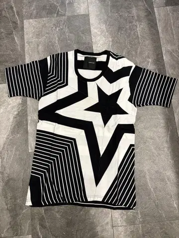 요시오 쿠보 별 모양 디자인 티셔츠