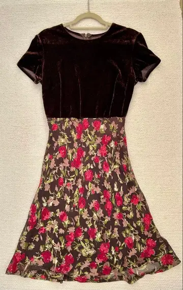 다크 브라운 반팔 원피스 꽃무늬