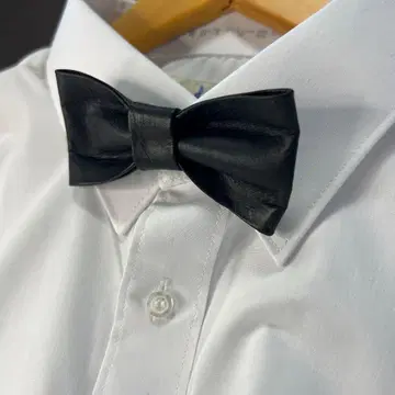 블랙 가죽 보타이 메탈 클립 포함