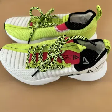 Reebok 화이트/라임 스니커즈