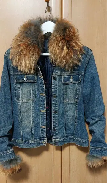 퍼 달린 데님 자켓