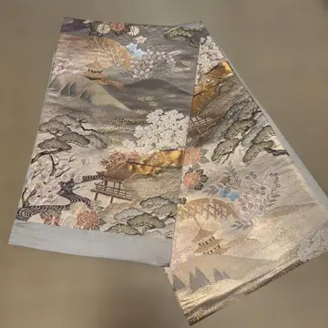 고급 후쿠로 오비 벚꽃과 산의 풍경