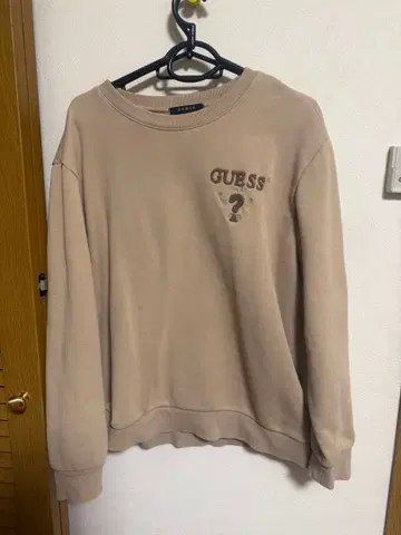GUESS 베이지 크루넥 맨투맨