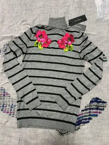 돌체앤가바나 캐시미어 실크 하이넥 자수 스웨터 38