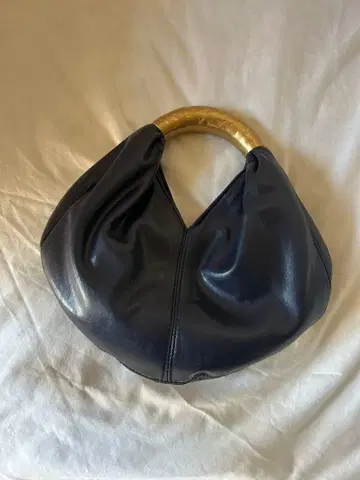 ZARA 네이비 가죽 핸드백