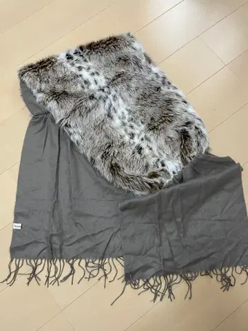 퍼 달린 프린지 스톨 그레이 베이지