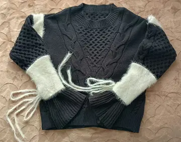 퍼 달린 블랙 니트 스웨터