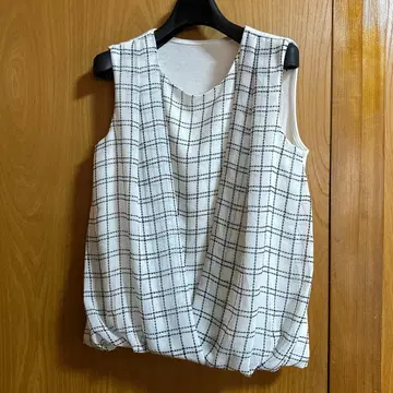 화이트 체크 무늬 슬리브리스 상의 사이즈 38