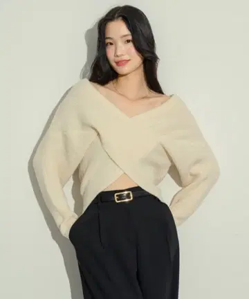 크로스 디자인 오프숄더 니트 스웨터