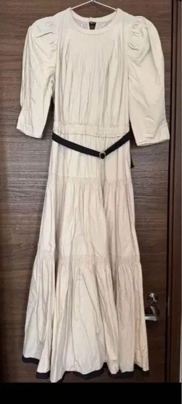 Apuweiser-riche 볼륨 숄더 티어드 원피스