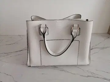 화이트 핸드백 탈부착 가능 스트랩 포함