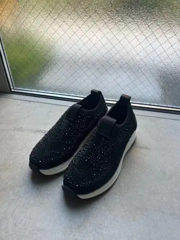 STACCATO 비쥬 장식 블랙 스니커즈