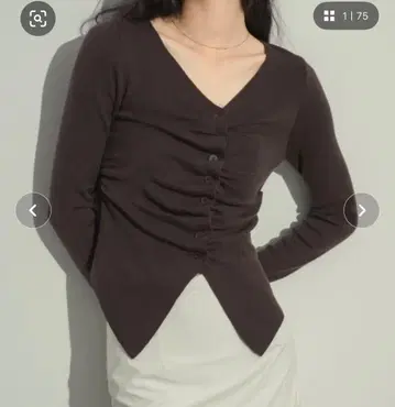 NEUNA 프론트 개더 상의