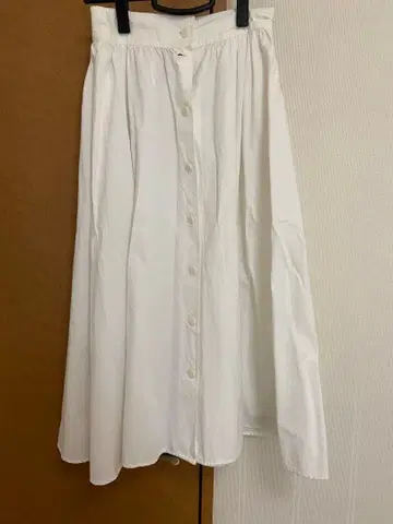 화이트 플레어 스커트 버튼 포함