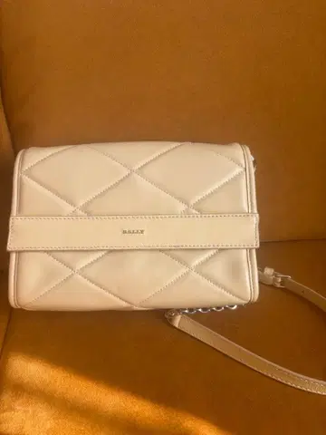 새상품급 BALLY 발리 아이보리 퀼팅 숄더백
