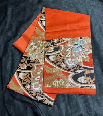 후쿠로 오비 빨간색 바탕에 금란 폭 약 30cm, 길이 약 4.12m