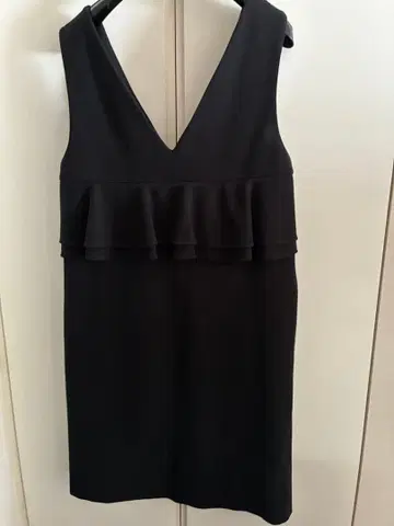 NOUQUE 슬리브리스 원피스 V넥 백 프릴