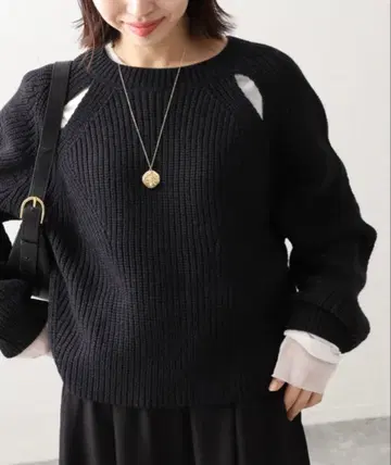 슬로브 이에나 숄더 홀 니트