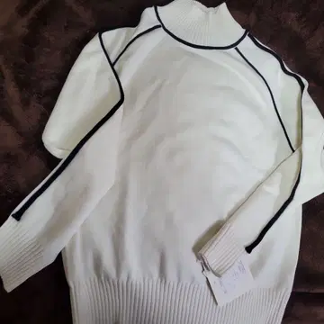 화이트 하이넥 니트 스웨터