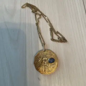 엘리자베스 여왕의 팔각형 펜던트 목걸이