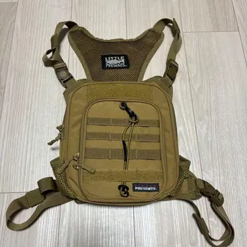 LITTLE PRESENTS 체스트 백 카키