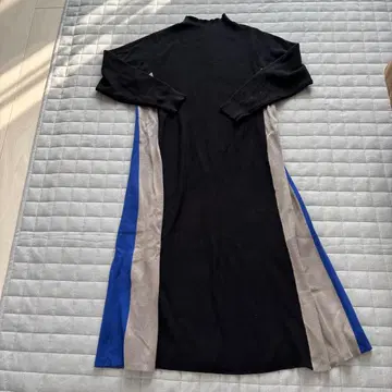 새상품급 FURRY 롱 배색 원피스