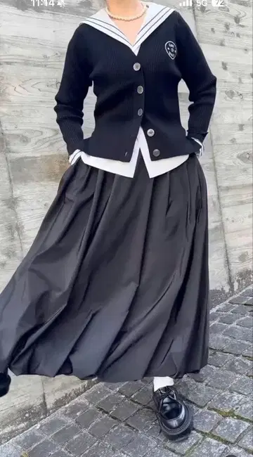 세일러 카라 블랙 가디건과 화이트 롱 스커트