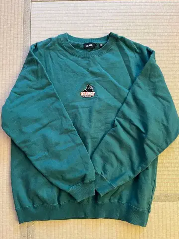 그린 로고 자수 크루넥 트레이닝복