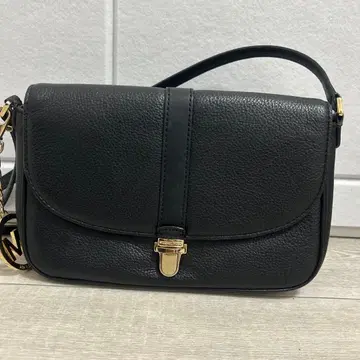 MK 로고 참 포함 블랙 숄더백