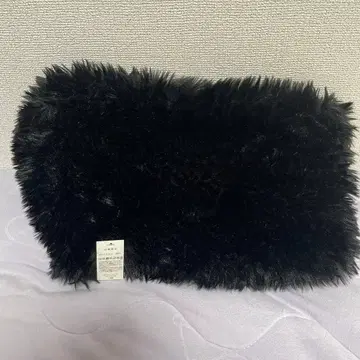 블랙 색상의 머플러