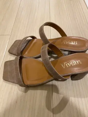 비비안 베이지 스퀘어토 샌들