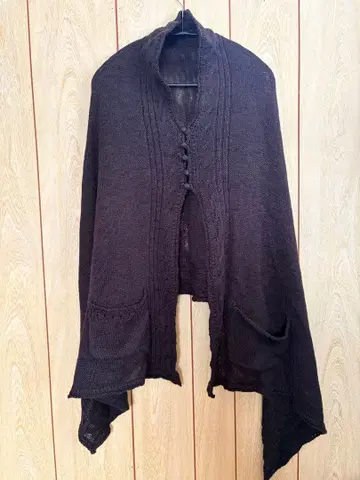 다크 브라운 니트 숄 버튼 포함