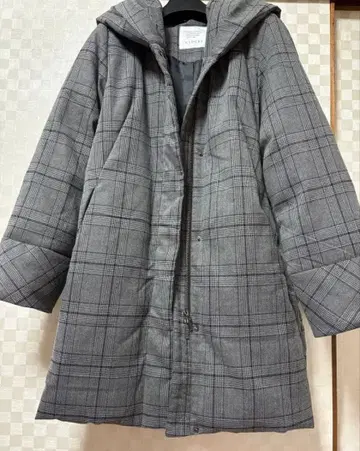 [ 새상품급 ] CLOCHE 후드 부착 그레이 계열 체크 다운 자켓