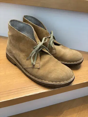 클락스 스웨이드 처카 부츠