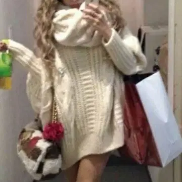 [ 가격 인하 ] DaTuRa 비즈 장식 오버 사이즈 니트