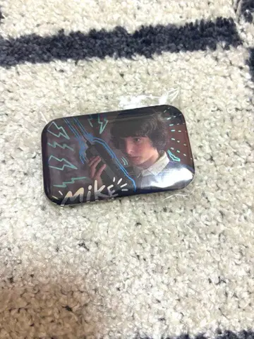 기묘한 이야기 캔 배지