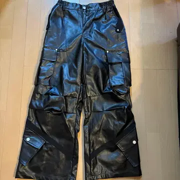 블랙 합성 피혁 카고 팬츠 와이드 레그