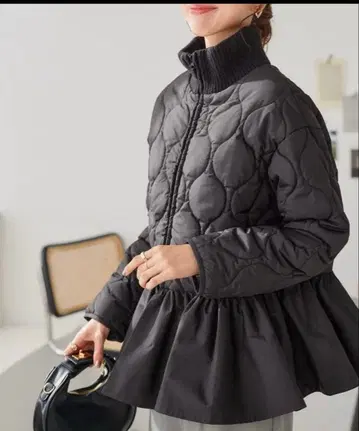 고베 레터스 블랙 페플럼 점퍼