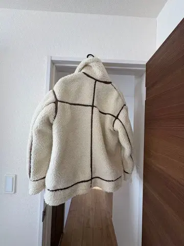 크림색 체크 무늬 플리스 자켓