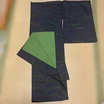 네이비 컬러와 그린 컬러의 물결 무늬  기모노