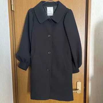 마제스틱 레곤 허리 리본 포함 블랙 코트