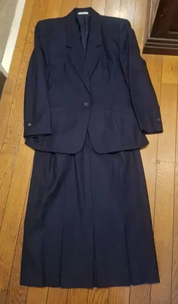 Aquascutum 다크 네이비 테일러드 수트