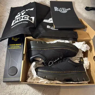 Dr. Martens 블랙 스니커즈