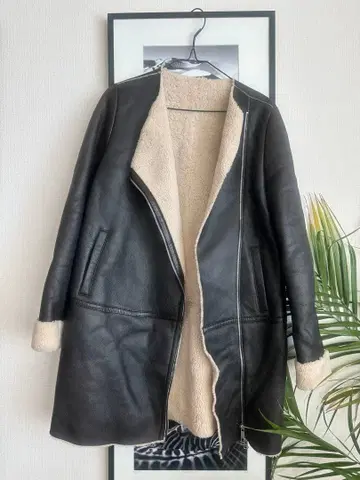 가죽 보아 안감 무스탕 코트 블랙