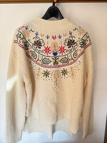 자수 장식 아이보리 하이넥 니트