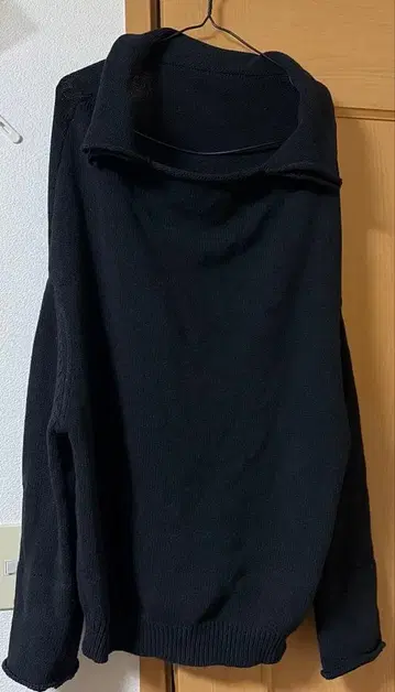 안티카 블랙 컬러 니트 (긴팔)