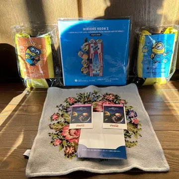 미니언 관련 상품과 입장권 세트