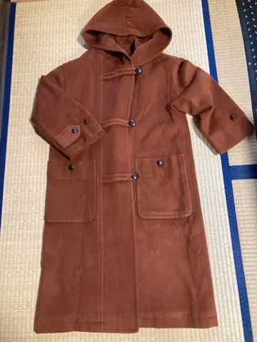 브라운 후드 부착 롱 코트