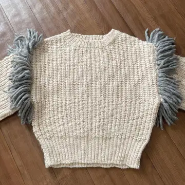 프린지 장식 크림색 니트 스웨터