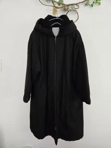 비어즐리 후드 부착 보아 안감 충전솜 코트 블랙